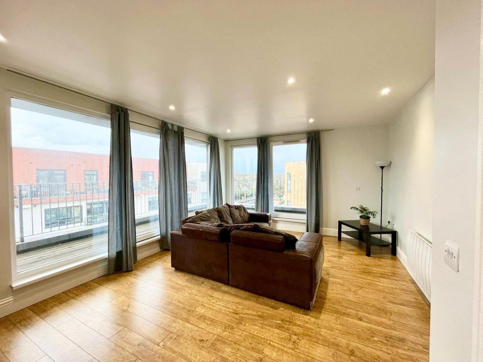 London Modern Flat Near Transports Leilighet Eksteriør bilde
